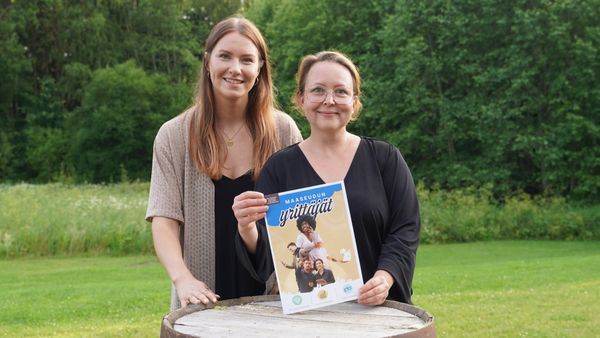 Maaseudun yrittäjät -lehden päätoimittajat esittelevät lehteä luontoympäristössä. 
