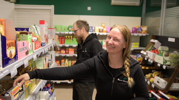 Jemina ja Juuso Palo kioskin tuotehyllyjen välissä.