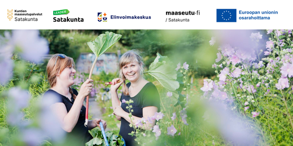 Logoja: Kuntien maaseutupalvelut Satakunta, Leader Satakunta, Satakunnan ELY-keskus, Maaseutu.fi/Satakunta ja Euroopan unionin osarahoittama. Naisia kukkivalla pellolla raparperit käsissään.