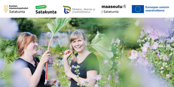 Logoja: Kuntien maaseutupalvelut Satakunta, Leader Satakunta, Satakunnan ELY-keskus, Maaseutu.fi/Satakunta ja Euroopan unionin osarahoittama. Naisia kukkivalla pellolla raparperit käsissään.