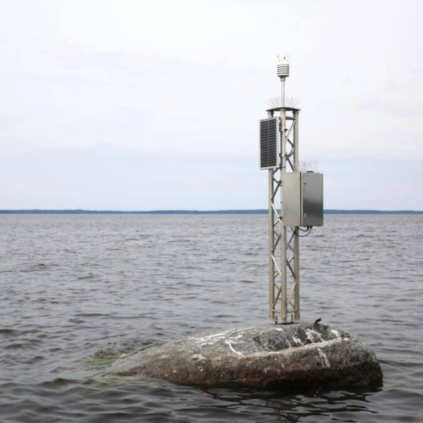 Sääasema järvellä kiven päällä.