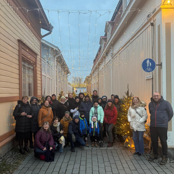 Ryhmä kansainvälisiä opintomatkaajia vanhan Raumn joulukadulla.