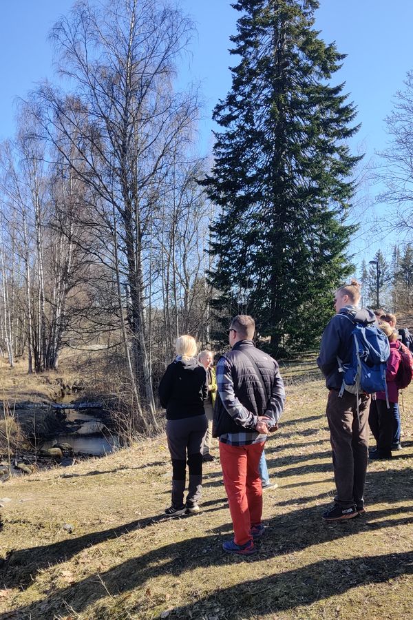 Vapaaehtoisia puhdistamassa hiekkarantaa.