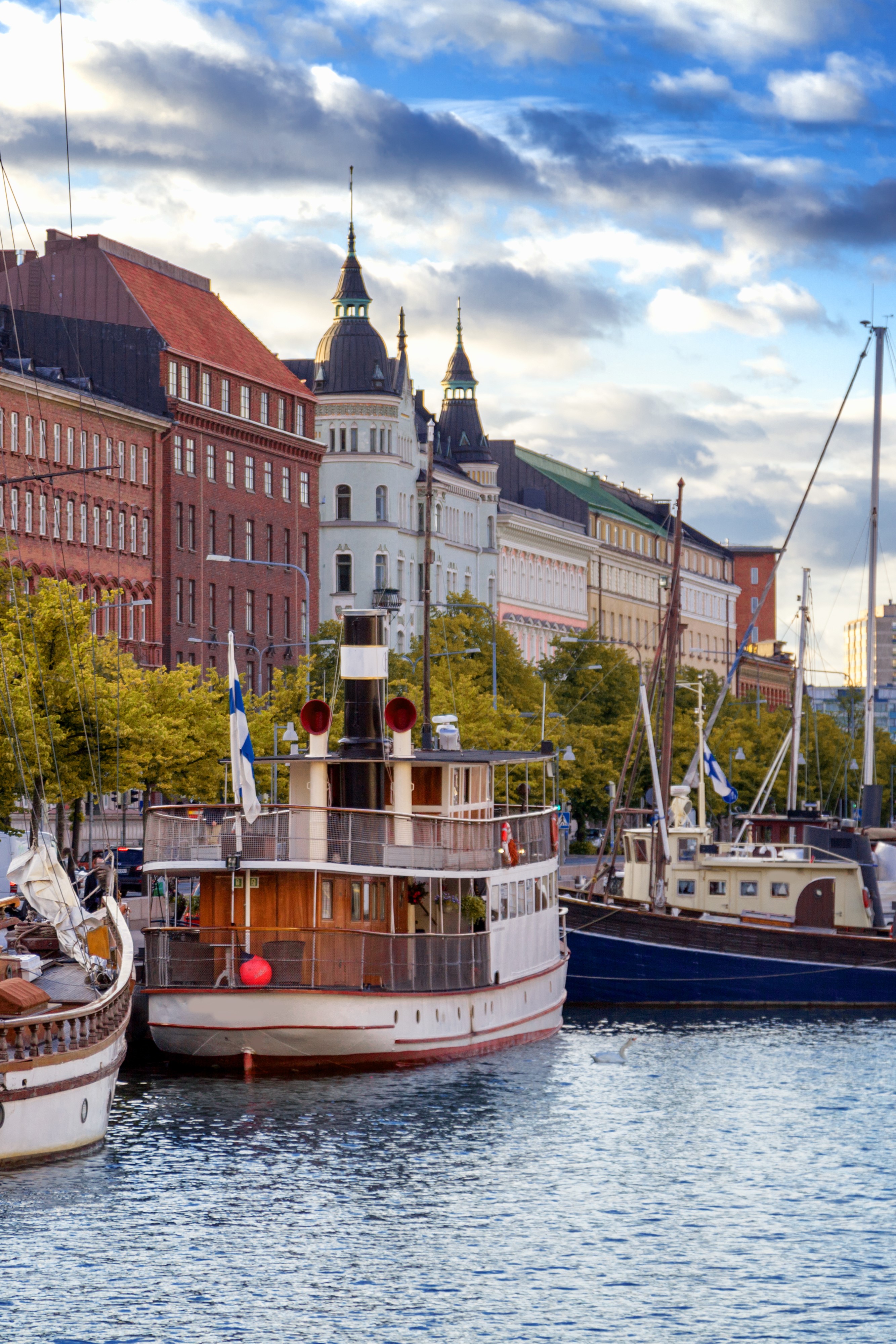 Veneitä kaupunkirannassa Helsingissä.