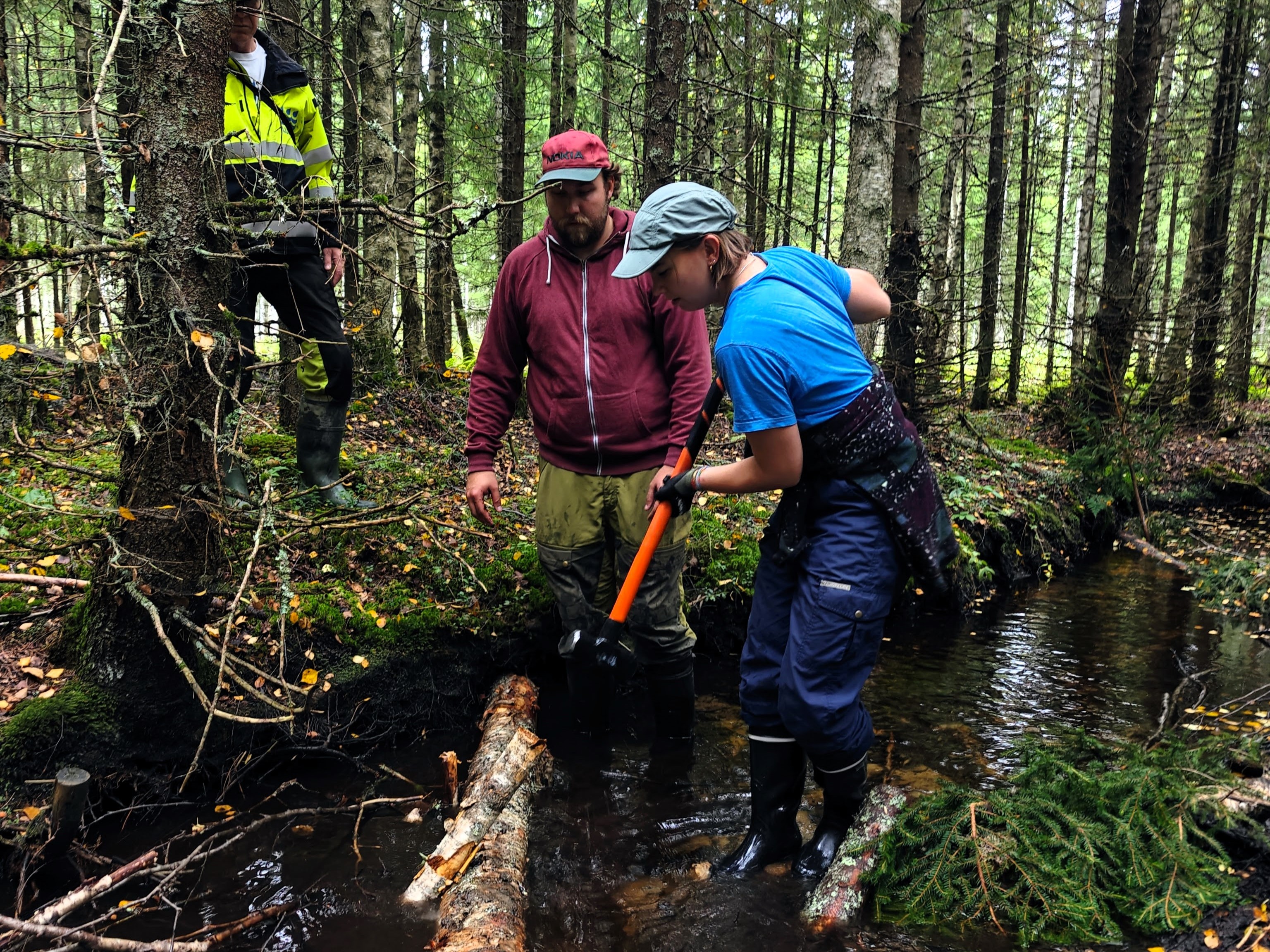 Talkooporukkaa kunnostustöissä.