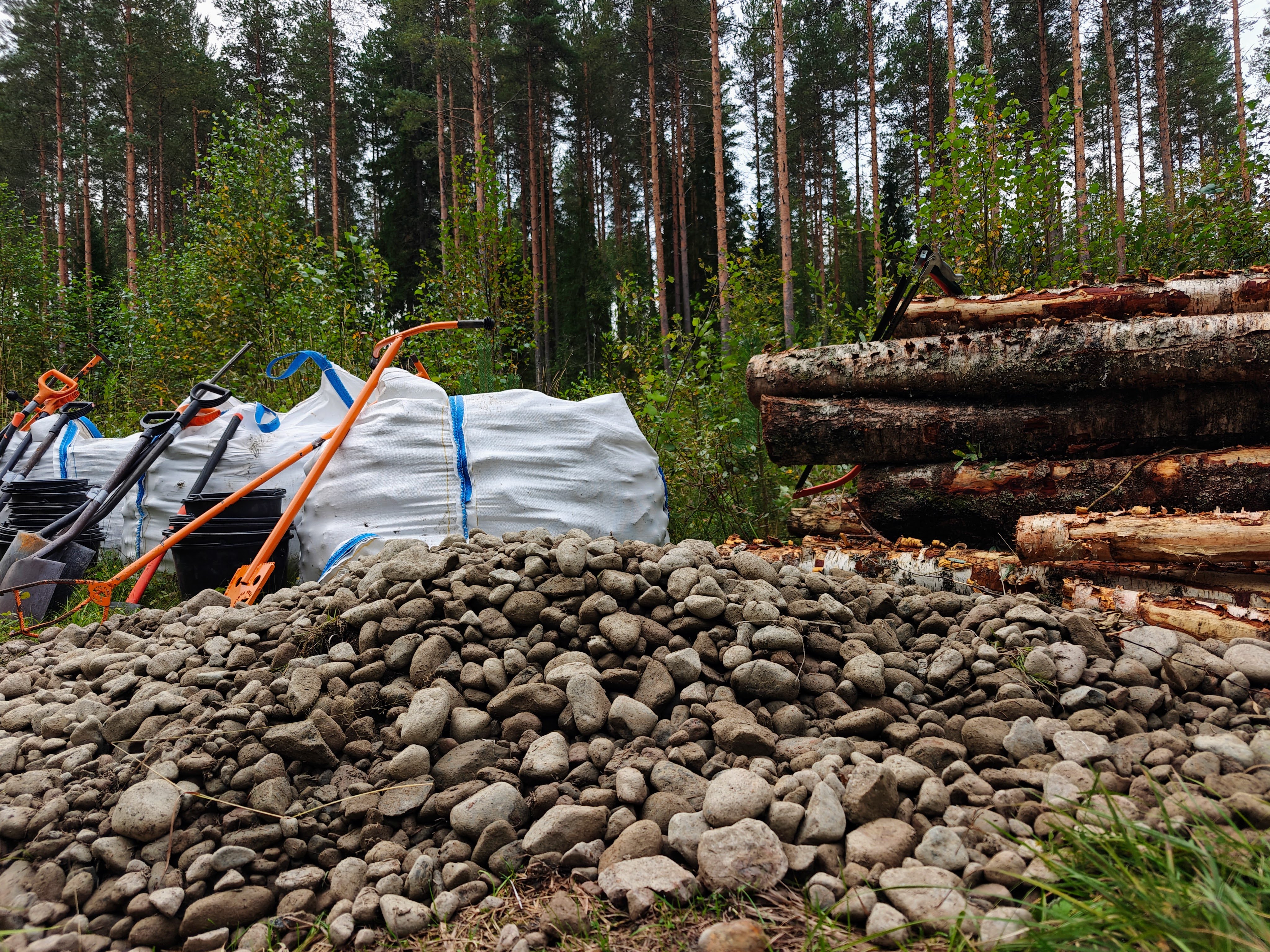 Tarvikkeita odottamassa kunnostuksen aloitusta.