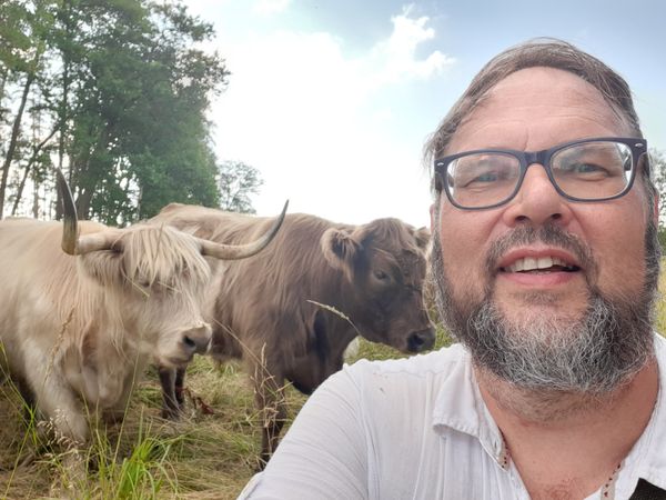 Selfie nautojen kanssa.