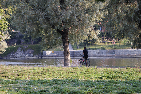 Kuvassa on pyöräilijä.