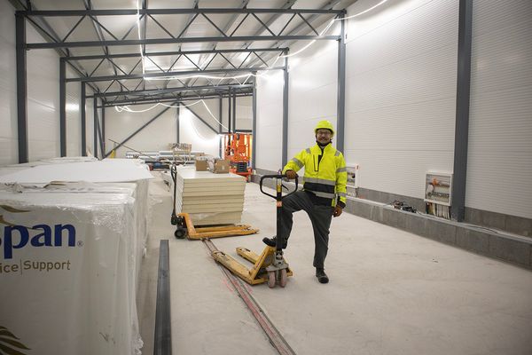 Kuvassa Silmusalaatin rakentuva uusi teollisuushalli sisältä. 