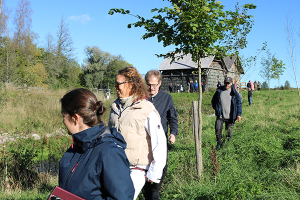 Osallistujia kävelemässä maastossa Rannikon kalatalousaluepäivillä.