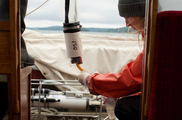 Seilin tutkimusaseman planktonnäytteenottoa. © Jari Hänninen, UTU