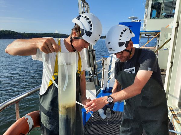Sedimenttinäytteenottoa Saaristomerellä. © Seppo Knuuttila, Syke