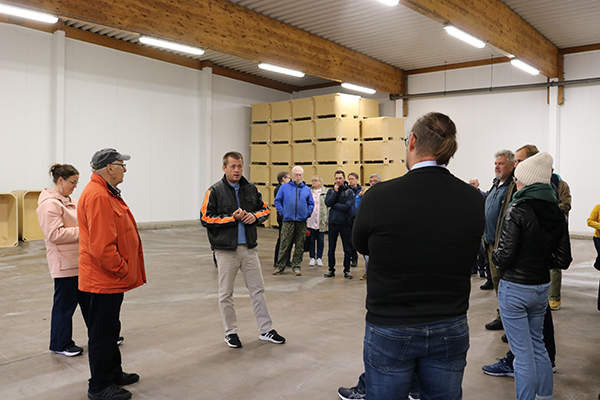 Henkilöitä vierailulla Martin Kala Oy:ssa.