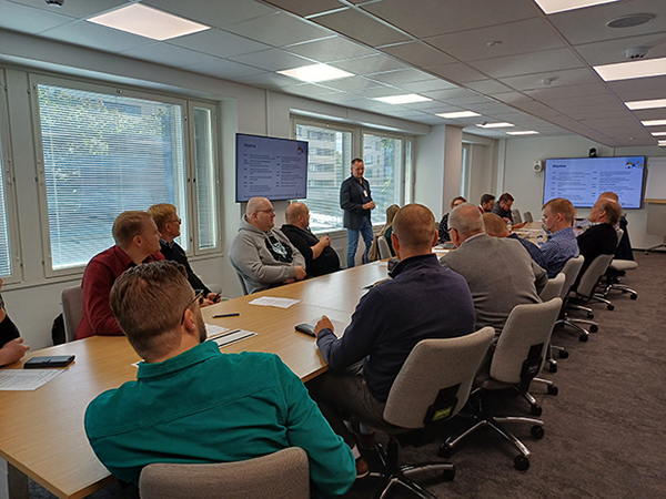 Kunnossapitotilaisuuden osallistujia.