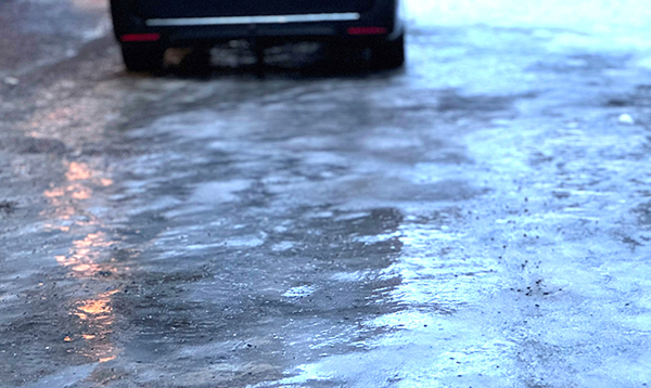 Auto jäisellä tiellä.