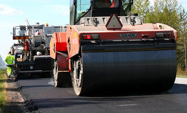 Tien päällystystä.