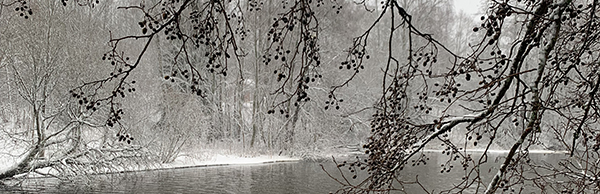 Luminen maisema joen varrella.