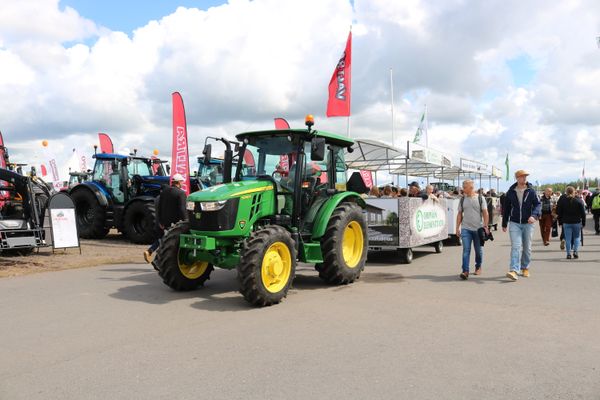 Traktori ja ihmisiä Okrassa.