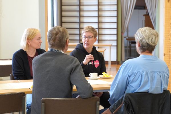 Suvi Louhelainen kahvipöydässä.