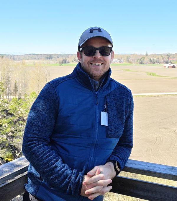 Turkka Heikkilä lintutornissa.