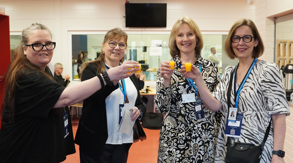 Ryhmäkuvassa neljä järjestäjää.