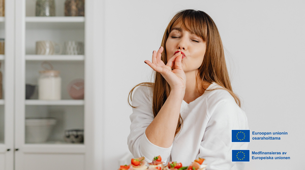 Nainen maistaa ruokaa.