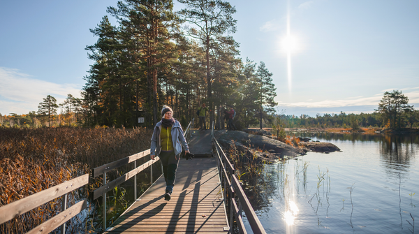 Nainen kävelee Teijon kansallispuistossa.