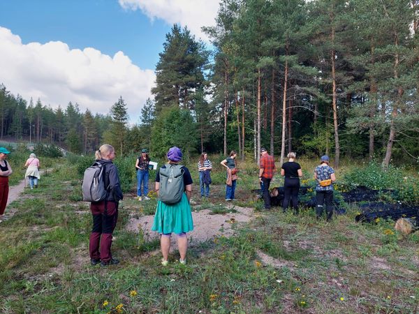 Verkoston jäsenet tutustumassa puistoon.