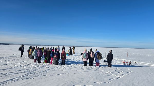 Lapset ringissä jäällä.