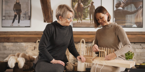 Företagarna Leena Rajala och Sini Honkala vid Ruukin kehräämö.