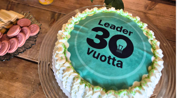 Täytekakku, jossa on Leader 30v-logo.
