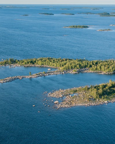 Droonilla kuvattu kuva, jossa näkyy saaristoa ja merta.