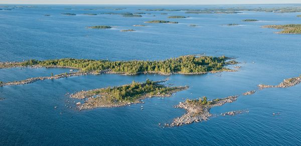 Droonilla kuvattu kuva, jossa näkyy merta ja saaristoa.