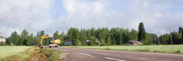 kaivuri kaivamassa valokuitua maahan.