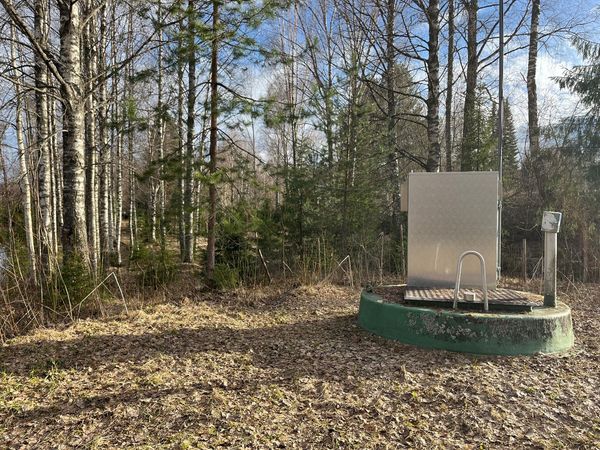 Jätevesipumppaamo metsän reunassa.