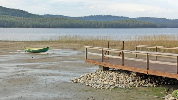 Många bryggor och båtar har blivit kvar på torra land när sjöarnas vattennivå har sjunkit avsevärt.