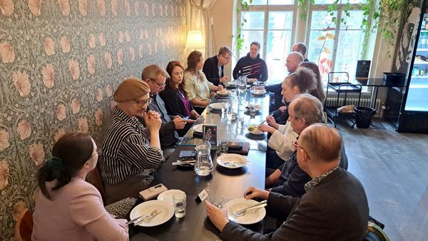 Kuvassa AV-, digi- ja pelialan toimijoita Villa Ranassa verkostotapaamisessa.