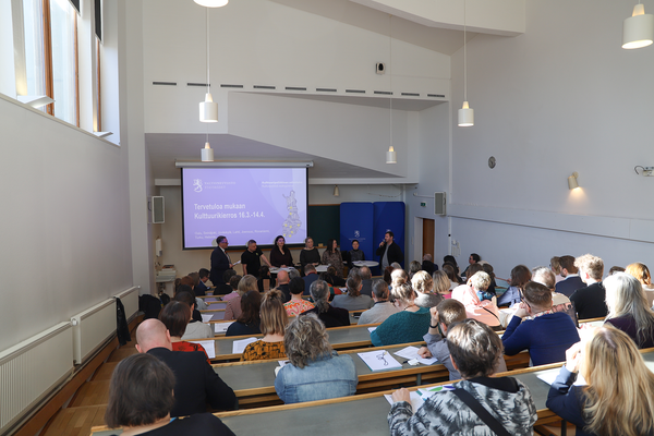 Kuvassa yleisöä kulttuurikierrokselta.