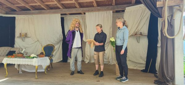 Kuvassa Löytänän kylätalon ja kesäteatterin edustaja Juha Varis sekä Liisa Bergius ja Hanna Kunttu.