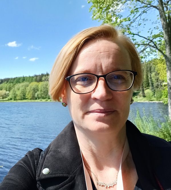 Kuvassa projektipäällikkö Kirsi Hyväri Työelämän monimuotoisuudella tuloksiin –aluehankkeesta.