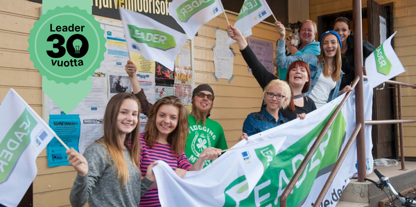 Ihmisiä heiluttaa Leader-lippuja.