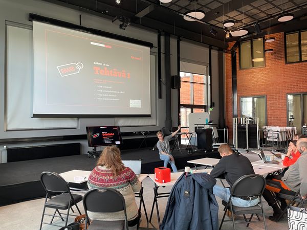 ihmisiä seminaaritilassa