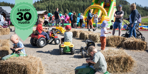 Kuvassa lapsia leikkimässä