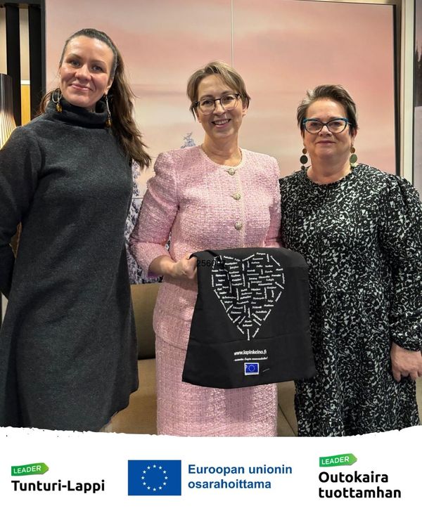 Kuvassa kolme naishenkilöä.