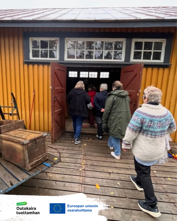 Ihmisiä menee rakennukseen.