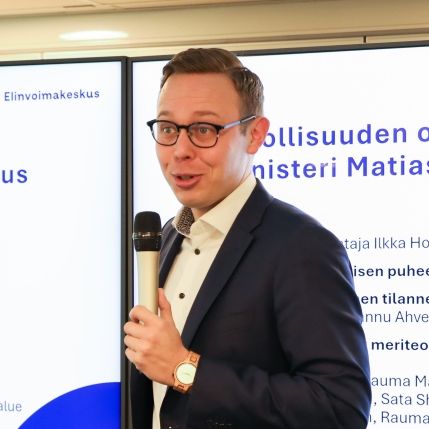 Työministeri Matias Marttinen pitämässä puheenvuoroa.