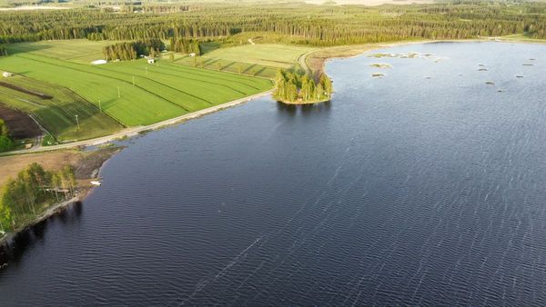Haapajärven rantamaisemaa ilmasta kuvattuna.