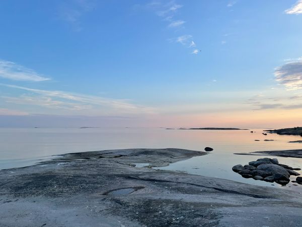 Tyyni seesteinen merimaisema auringonlaskun aikaan