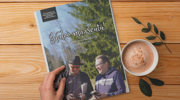 Lehti pöydällä kahvikupin vieressä.