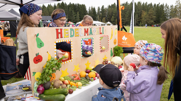 Lähiruokapäivän markkinat käynnissä.